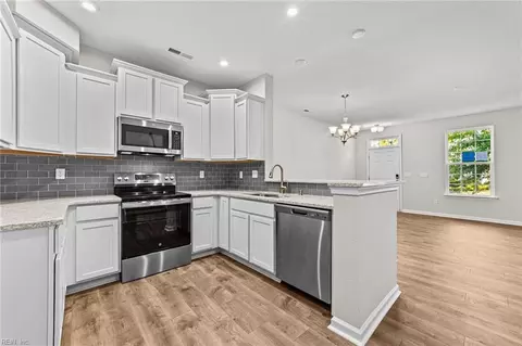 319 Freeman Dr, Hampton, VA 23666 photo 9