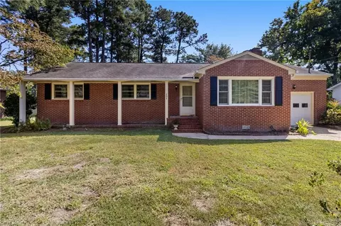 204 Riverside Dr, Yorktown, VA 23692