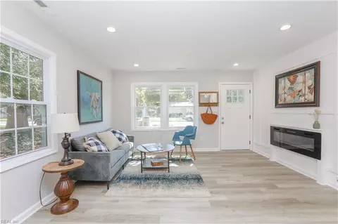 121 Peachtree Ln, Hampton, VA 23669