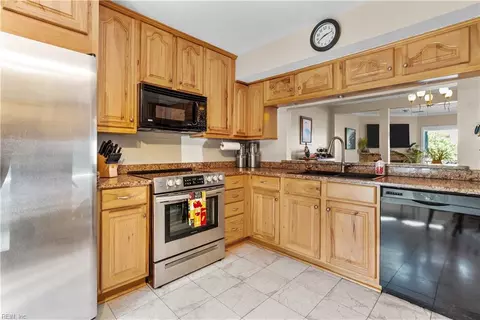 111 Scotts Pt, Hampton, VA 23663 photo 10