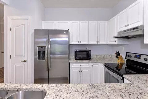 Kitchen - 114 Mainsail Dr, Hampton, VA 23664 photo 4 of 5