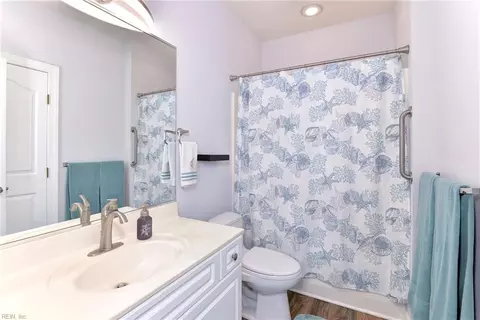 Bath - 114 Mainsail Dr, Hampton, VA 23664 photo 3 of 3