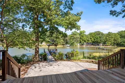 302 Barcroft Dr, Yorktown, VA 23692
