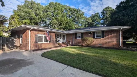 8 Fallmeadow Ct, Hampton, VA 23666