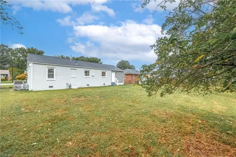 Exterior - 212 Lynnhaven Dr, Hampton, VA 23666 photo 4 of 6