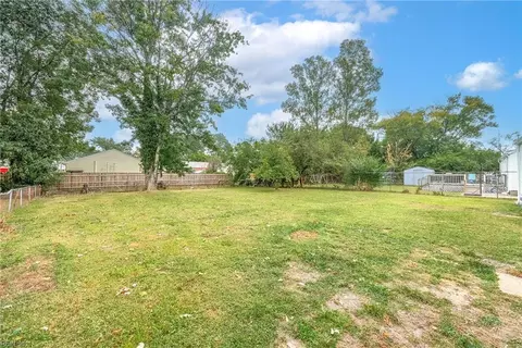 Exterior - 212 Lynnhaven Dr, Hampton, VA 23666 photo 5 of 6