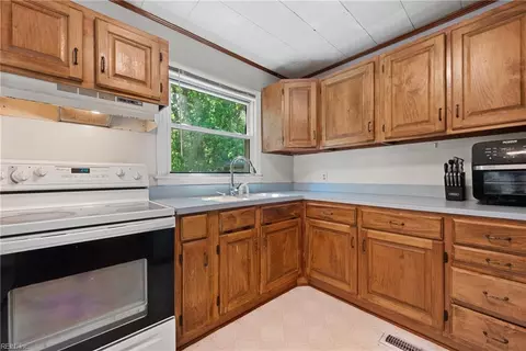Kitchen - 9 Lynnhaven Dr, Hampton, VA 23666 photo 4 of 4