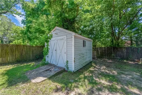 Exterior - 9 Lynnhaven Dr, Hampton, VA 23666 photo 6 of 10