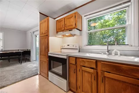 Kitchen - 9 Lynnhaven Dr, Hampton, VA 23666 photo 3 of 4