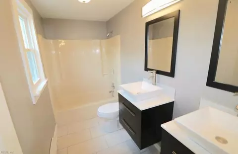 Bath - 429 Cooper St, Hampton, VA 23669 photo 6 of 6