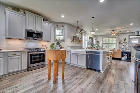 3225 Patrick Henry Dr, Chesapeake, VA 23323