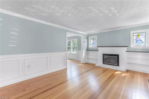 Living - 5 E Chamberlin Ave, Hampton, VA 23663 photo 3 of 8