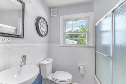 Bath - 5 E Chamberlin Ave, Hampton, VA 23663 photo 1 of 2