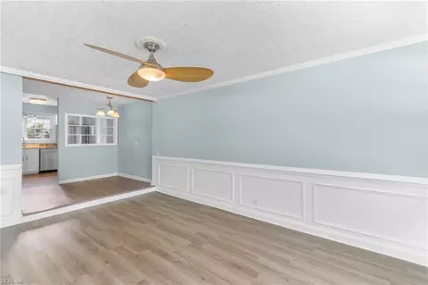 Living - 5 E Chamberlin Ave, Hampton, VA 23663 photo 6 of 8