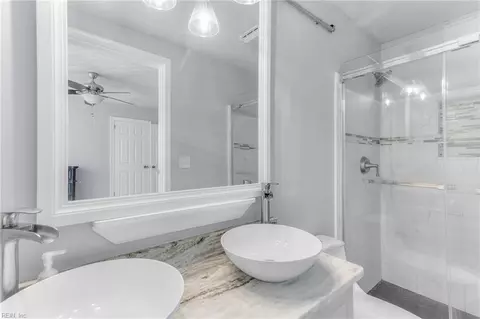 Bath - 5 E Chamberlin Ave, Hampton, VA 23663 photo 2 of 2