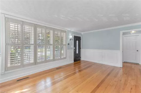 Living - 5 E Chamberlin Ave, Hampton, VA 23663 photo 2 of 8