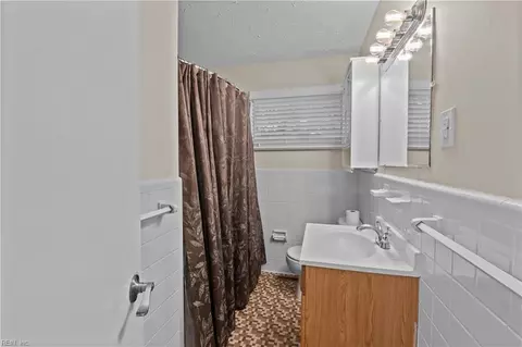 Bath - 23 Brookfield Dr, Hampton, VA 23666 photo 2 of 2