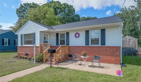 4 Hudson Cir, Newport News, VA 23605