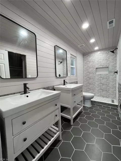Bath - 4606 Mcnutt Ct, Norfolk, VA 23513 photo 2 of 6