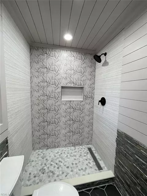 Bath - 4606 Mcnutt Ct, Norfolk, VA 23513 photo 3 of 6