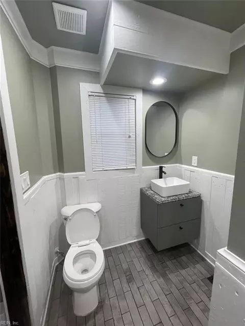 Bath - 4606 Mcnutt Ct, Norfolk, VA 23513 photo 1 of 6
