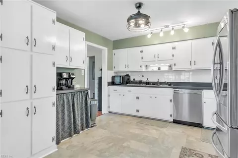 317 Old Dr, Chesapeake, VA 23322