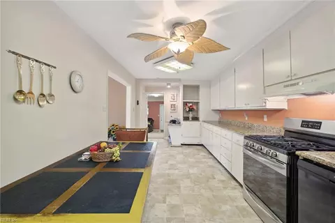 Entry Way - 210 Florence Dr, Hampton, VA 23666 photo 2 of 2