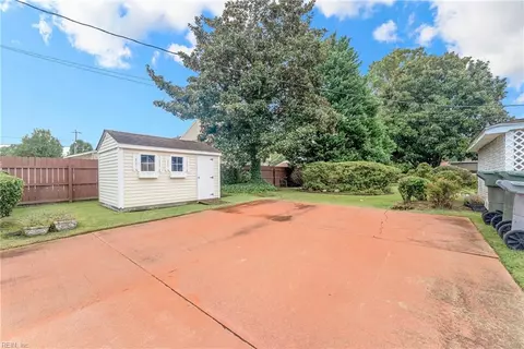 Exterior - 210 Florence Dr, Hampton, VA 23666 photo 4 of 7