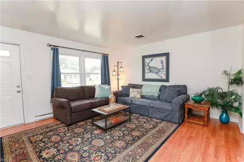 425 Gordon Ct, Hampton, VA 23666 photo 2