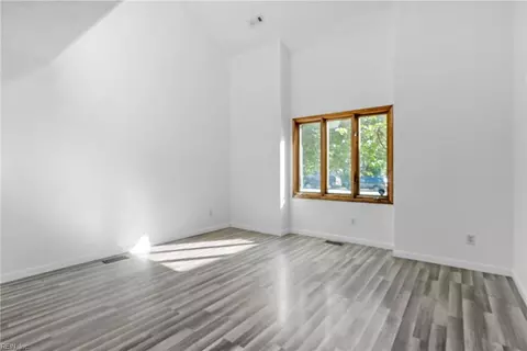 Living - 7 Sandpiper Ct, Hampton, VA 23669 photo 5 of 8