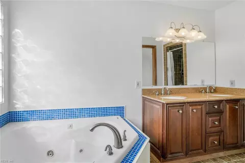 Bath - 7 Sandpiper Ct, Hampton, VA 23669 photo 3 of 6