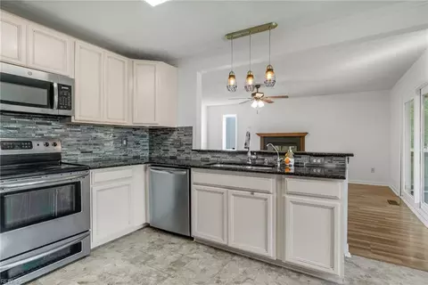 Kitchen - 7 Sandpiper Ct, Hampton, VA 23669 photo 1 of 5