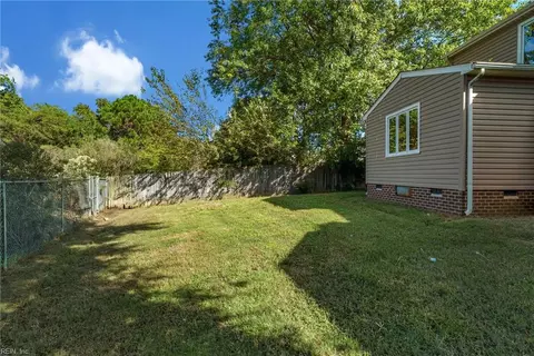 Exterior - 7 Sandpiper Ct, Hampton, VA 23669 photo 4 of 5