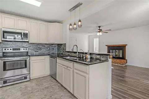 Kitchen - 7 Sandpiper Ct, Hampton, VA 23669 photo 2 of 5