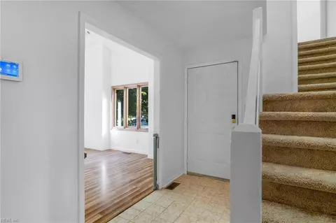Entry Way - 7 Sandpiper Ct, Hampton, VA 23669 photo 1 of 1