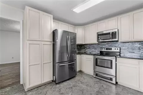 Kitchen - 7 Sandpiper Ct, Hampton, VA 23669 photo 4 of 5