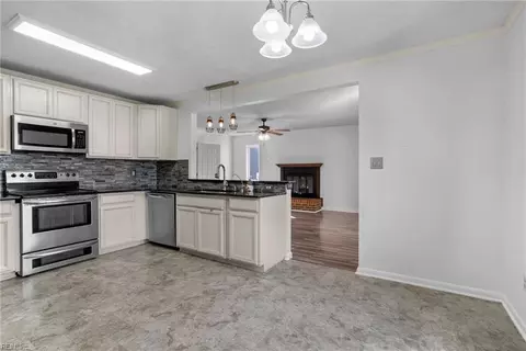 Kitchen - 7 Sandpiper Ct, Hampton, VA 23669 photo 3 of 5