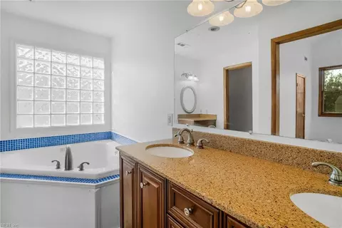 Bath - 7 Sandpiper Ct, Hampton, VA 23669 photo 1 of 6