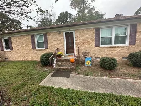 114 Laura Ln, Yorktown, VA 23692