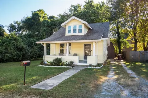 Exterior - 2907 Eustis Ave, Chesapeake, VA 23325 photo 5 of 10