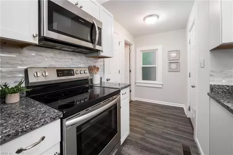 Entry Way - 2907 Eustis Ave, Chesapeake, VA 23325 photo 2 of 7