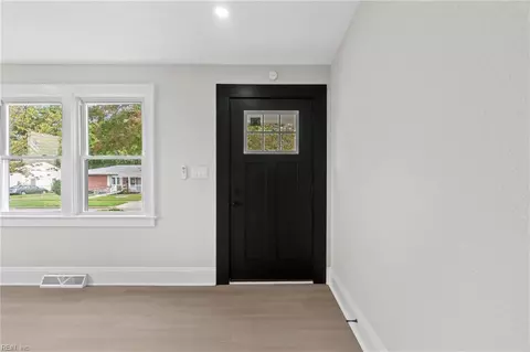 Entry Way - 313 E Lorengo Ave, Norfolk, VA 23503 photo 2 of 5