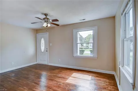 Living - 706 Lee St, Hampton, VA 23669 photo 2 of 4