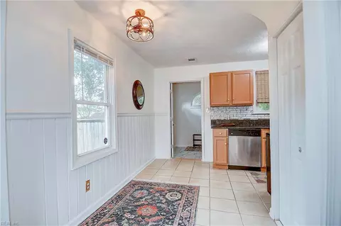 Entry Way - 706 Lee St, Hampton, VA 23669 photo 3 of 5