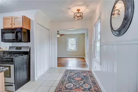Entry Way - 706 Lee St, Hampton, VA 23669 photo 4 of 5