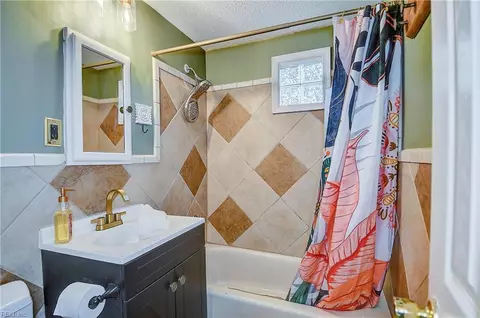 Bath - 706 Lee St, Hampton, VA 23669 photo 1 of 2