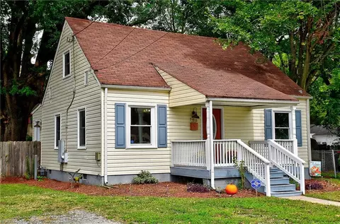 Exterior - 706 Lee St, Hampton, VA 23669 photo 3 of 11