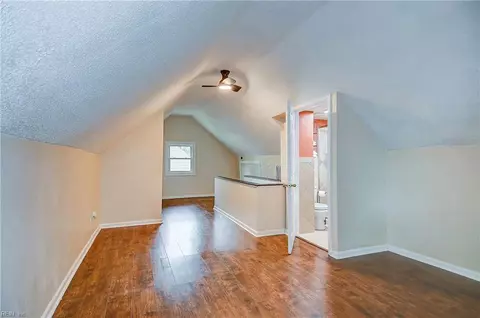 Entry Way - 706 Lee St, Hampton, VA 23669 photo 2 of 5