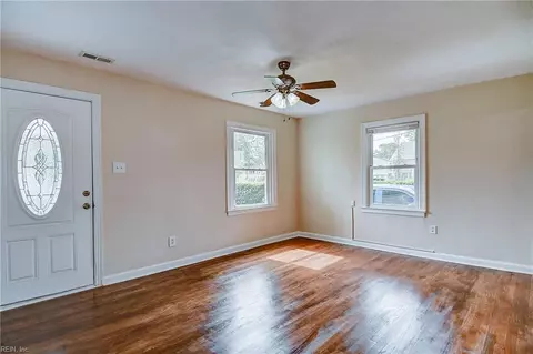 Living - 706 Lee St, Hampton, VA 23669 photo 1 of 4