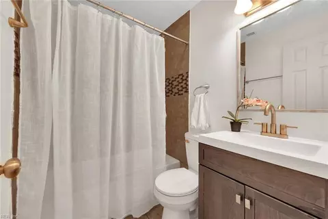 Bath - 613 Rutherford St, Hampton, VA 23661 photo 1 of 1